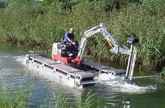 Плавающий мини-экскаватор