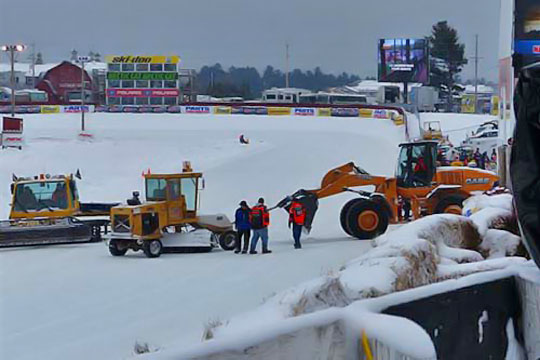 Фронтальный погрузчик Case на Чемпионате AMSOIL Фронтальный погрузчик Case на Чемпионате AMSOIL