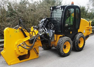 Мини-погрузчик с бортовым поворотом JCB 170HF с траншеекопателем