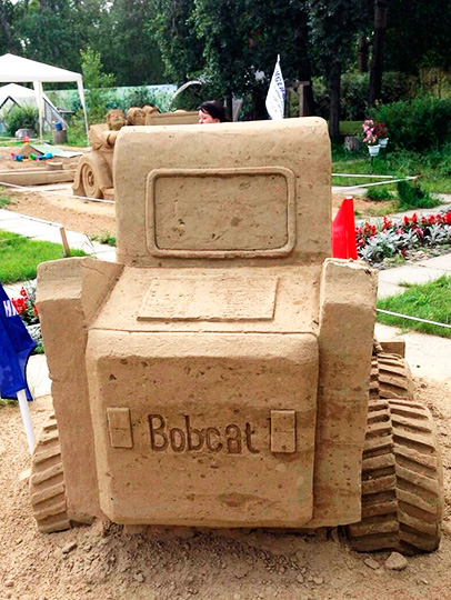 На выставке песчаных скульптур можно увидеть и мини-погрузчик Bobcat