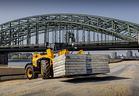 Поднимать груз на высоту 16,7 м JCB 540-170 помогают выносные опоры
