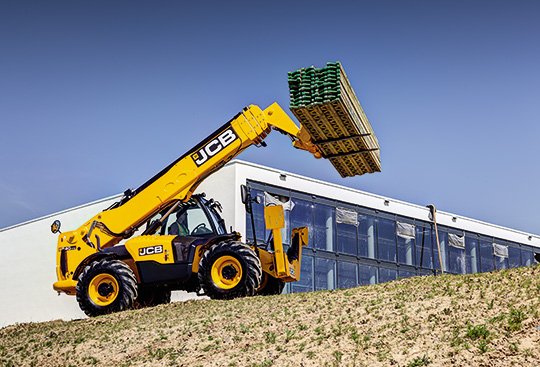 При производстве своих машин JCB использует цельный оголовок стрелы