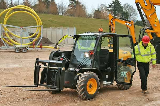 Телескопический погрузчик JCB 515-40 ростом с человека