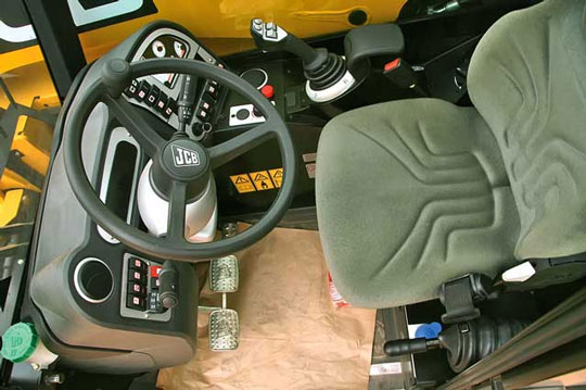 Рабочее место оператора полноразмерного погрузчика JCB