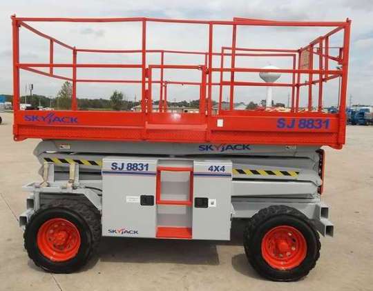 Самоходный ножничный подъемник Skyjack SJ 8831