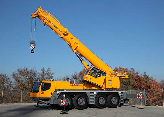 Конструкцию автокрана условно делят на поворотную и неповоротную части