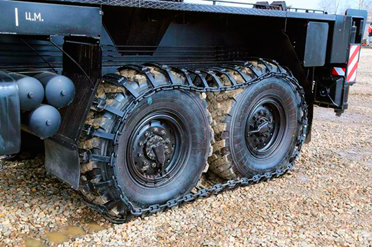 На колеса задней тележки вездеходного шасси КАМАЗ будут надевать гусеницы