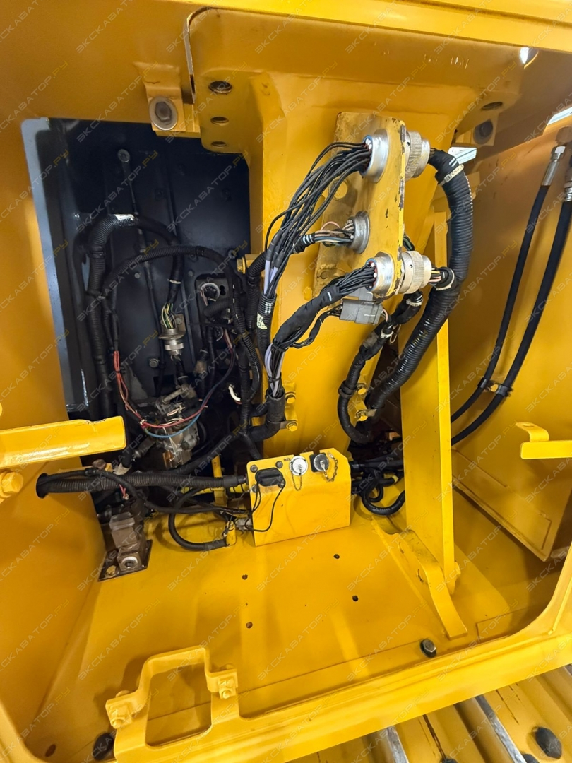Komatsu D275A-5 [37]