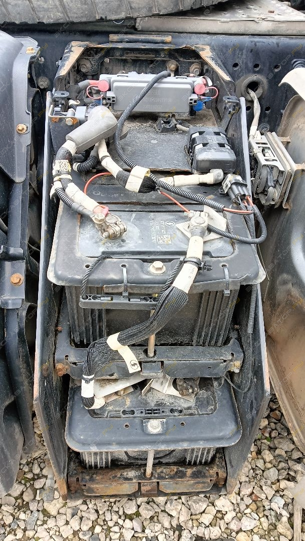 Shacman SX4188YY381 [19]