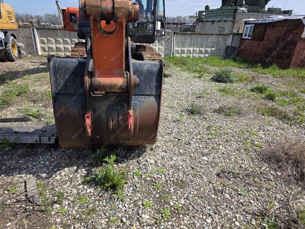 Hitachi ZX200-5 [15]