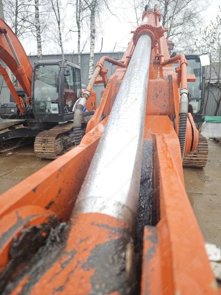 Hitachi ZX240LC [26]