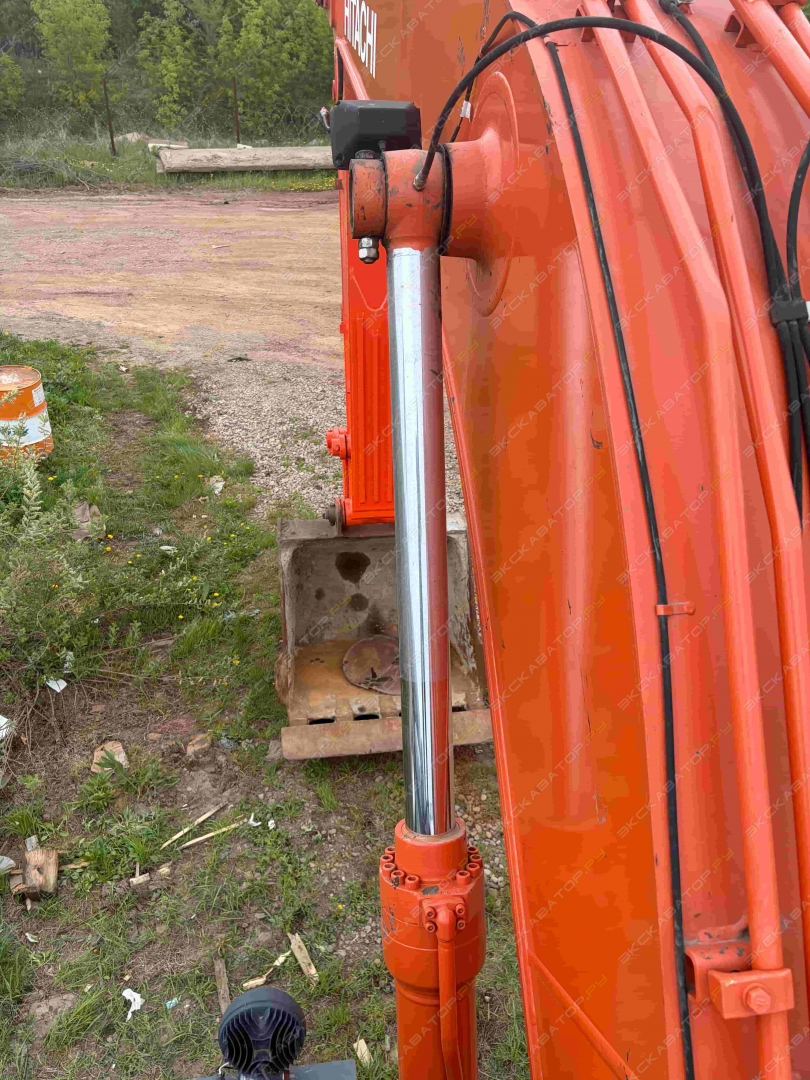 Hitachi ZX240LC [21]