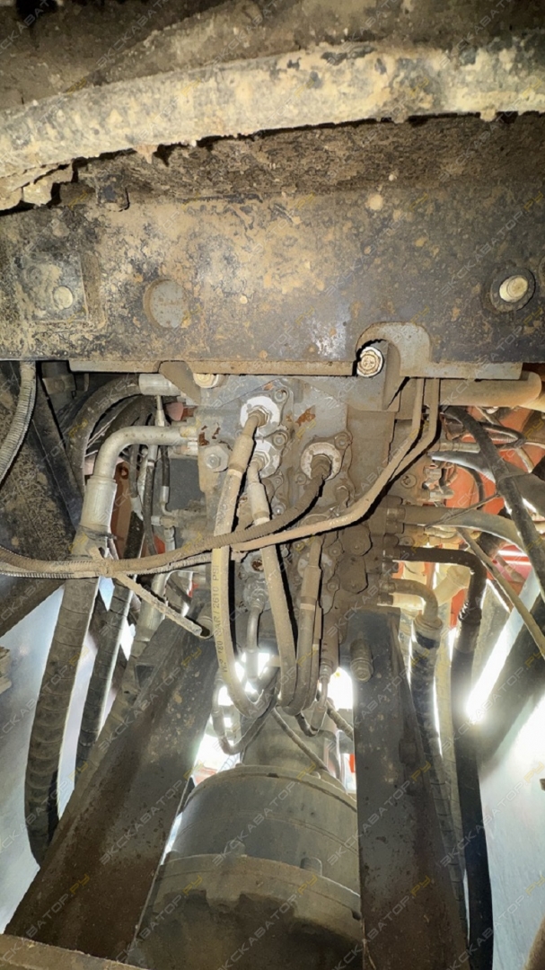Hitachi ZX240LC [19]