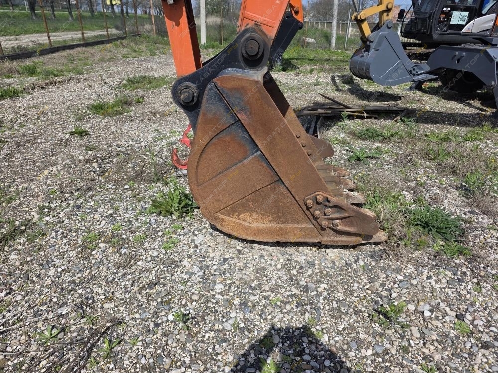Hitachi ZX200-5 [26]