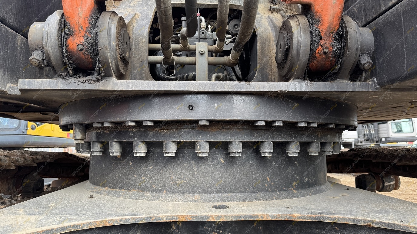 Hitachi ZX240LC [29]