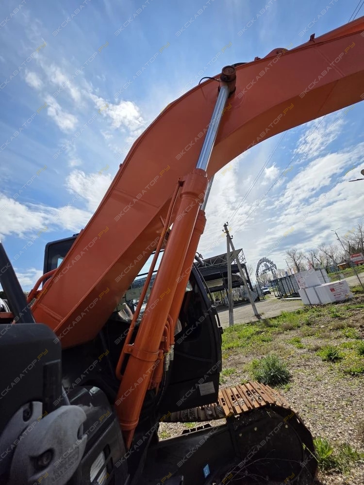 Hitachi ZX200-5 [19]