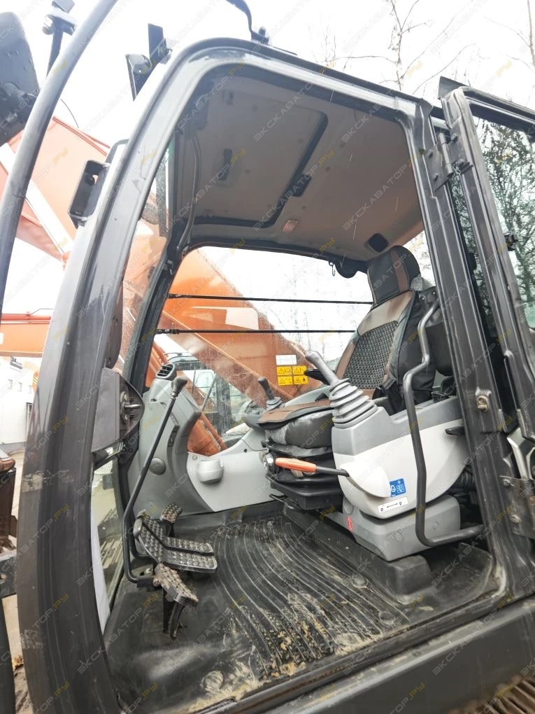 Hitachi ZX240LC [14]