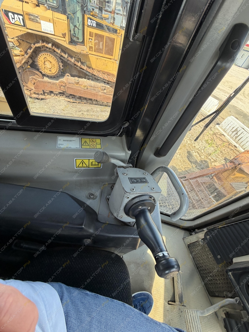 Caterpillar D7R [9]
