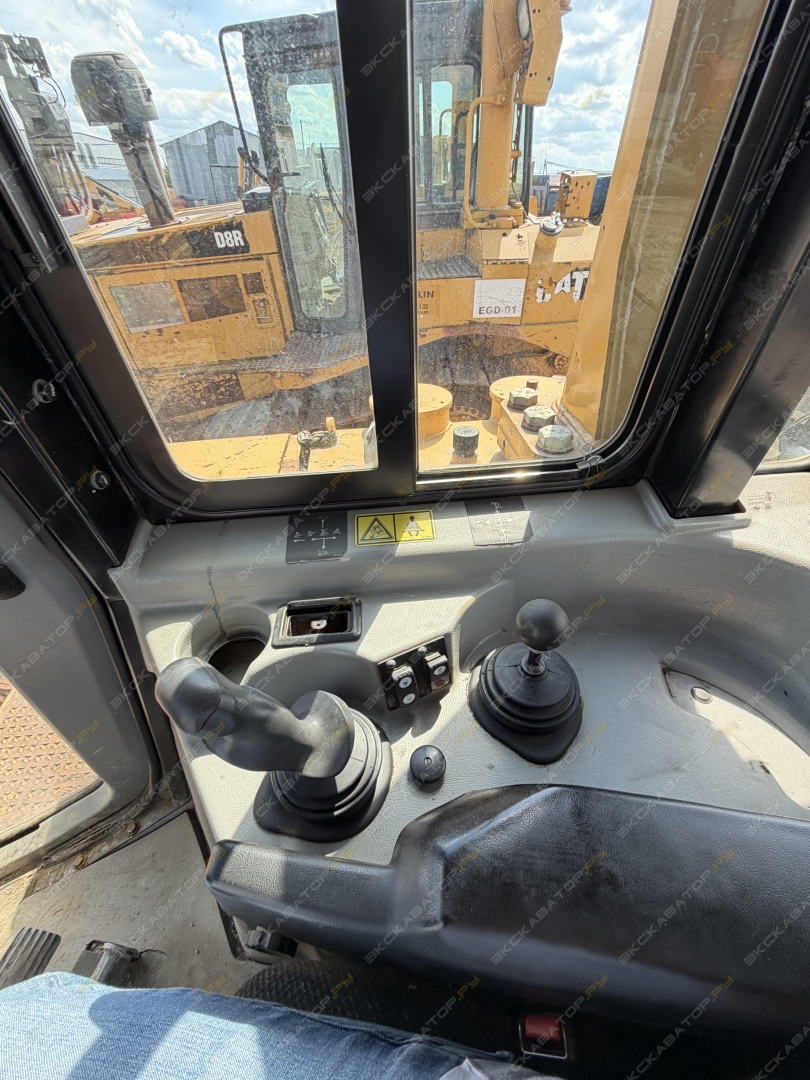 Caterpillar D7R [10]