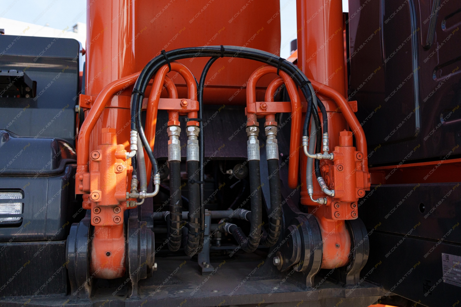 Hitachi ZX330-5A [9]