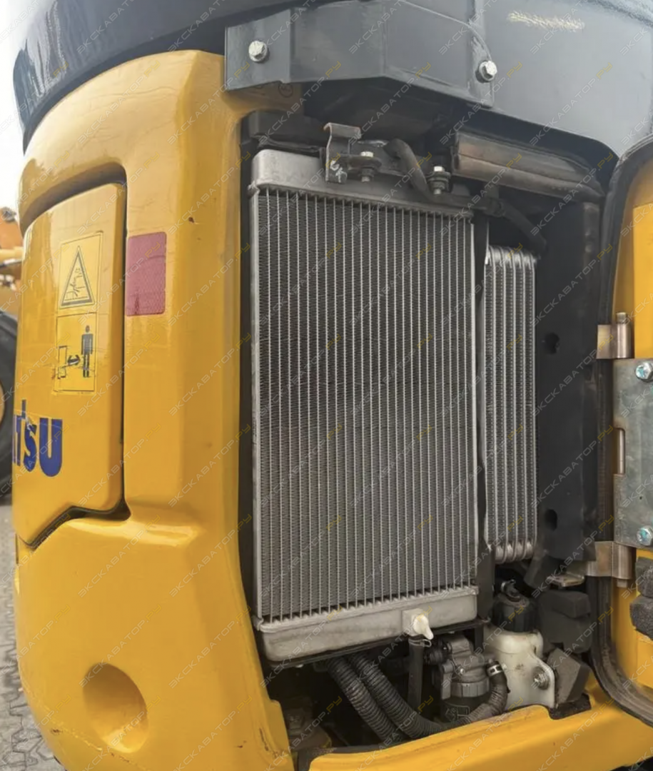 Komatsu PC16R-2HS [7]