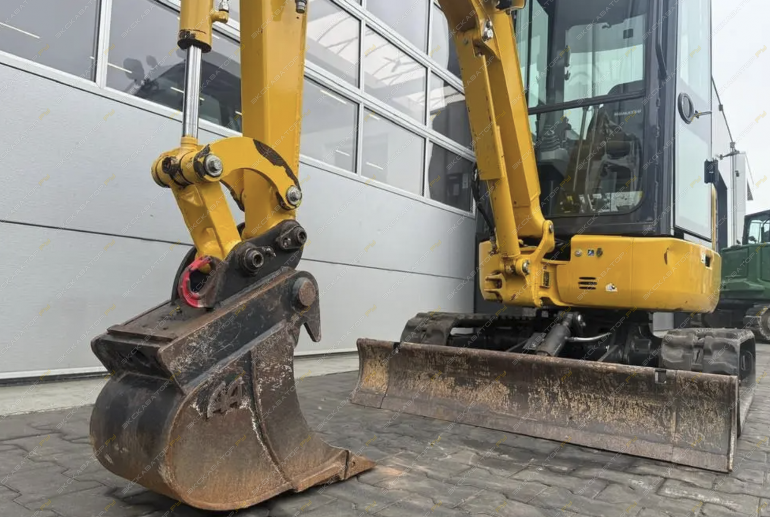 Komatsu PC16R-2HS [18]