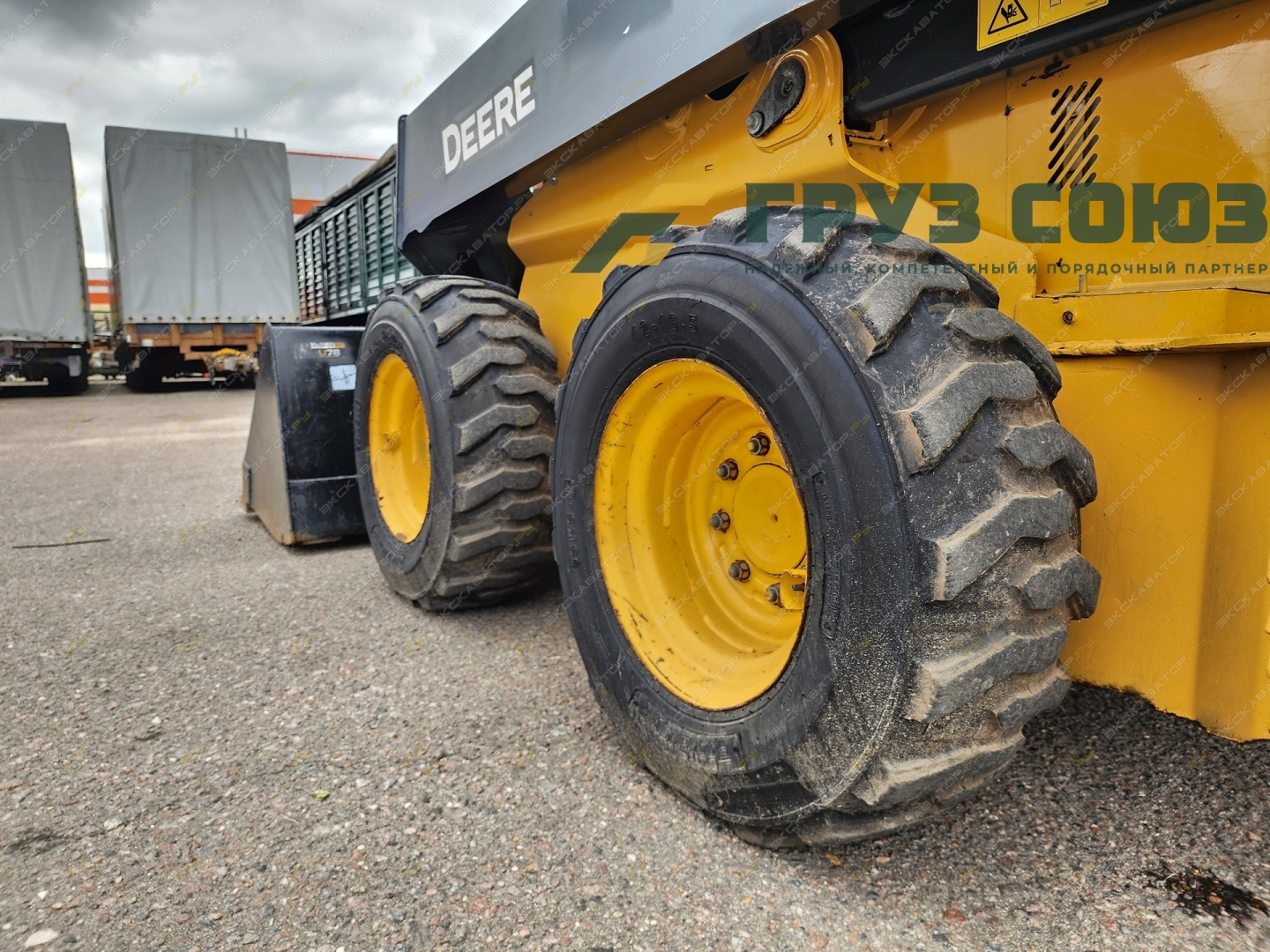 John Deere 320G [12]