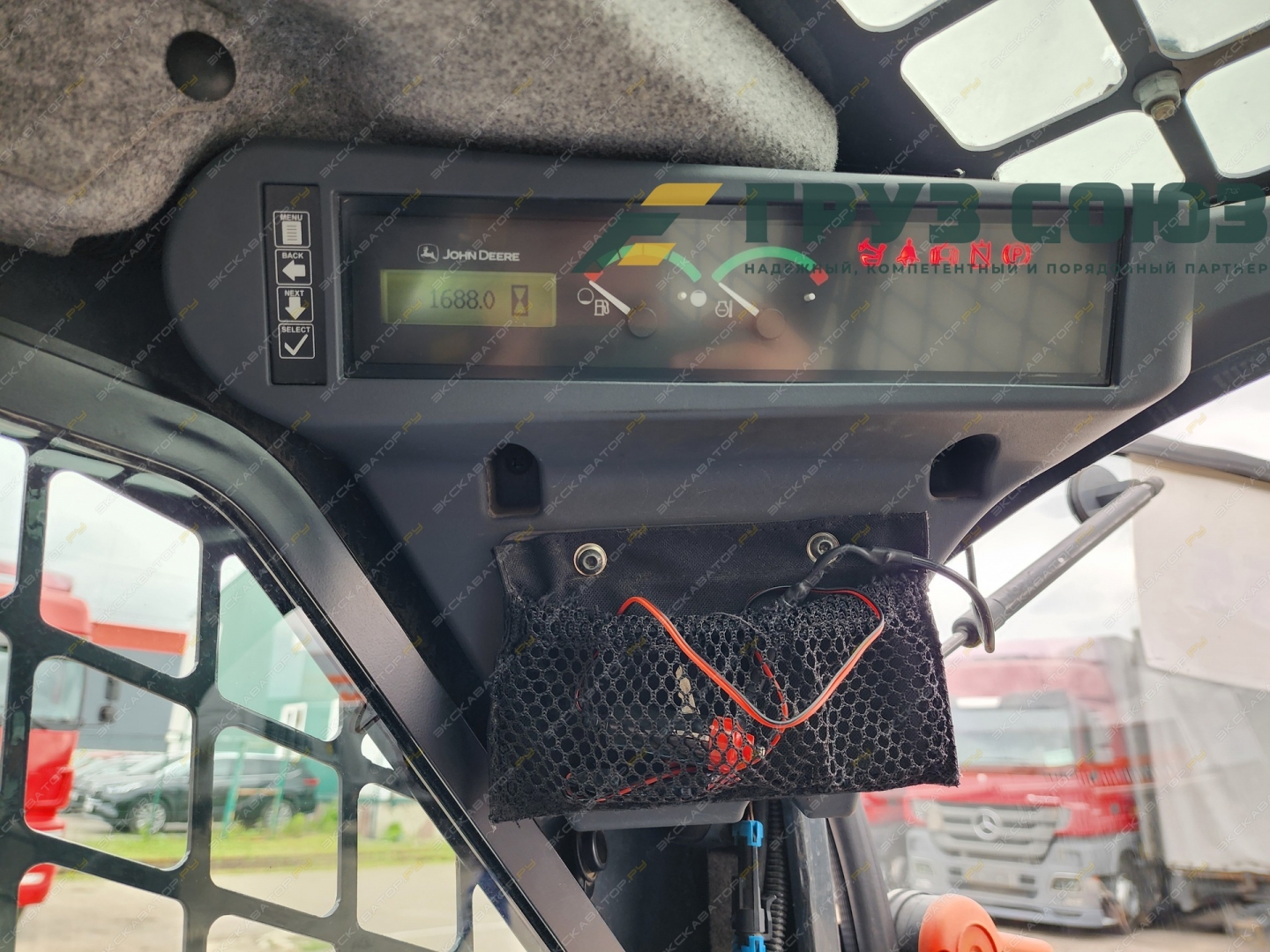 John Deere 320G [11]