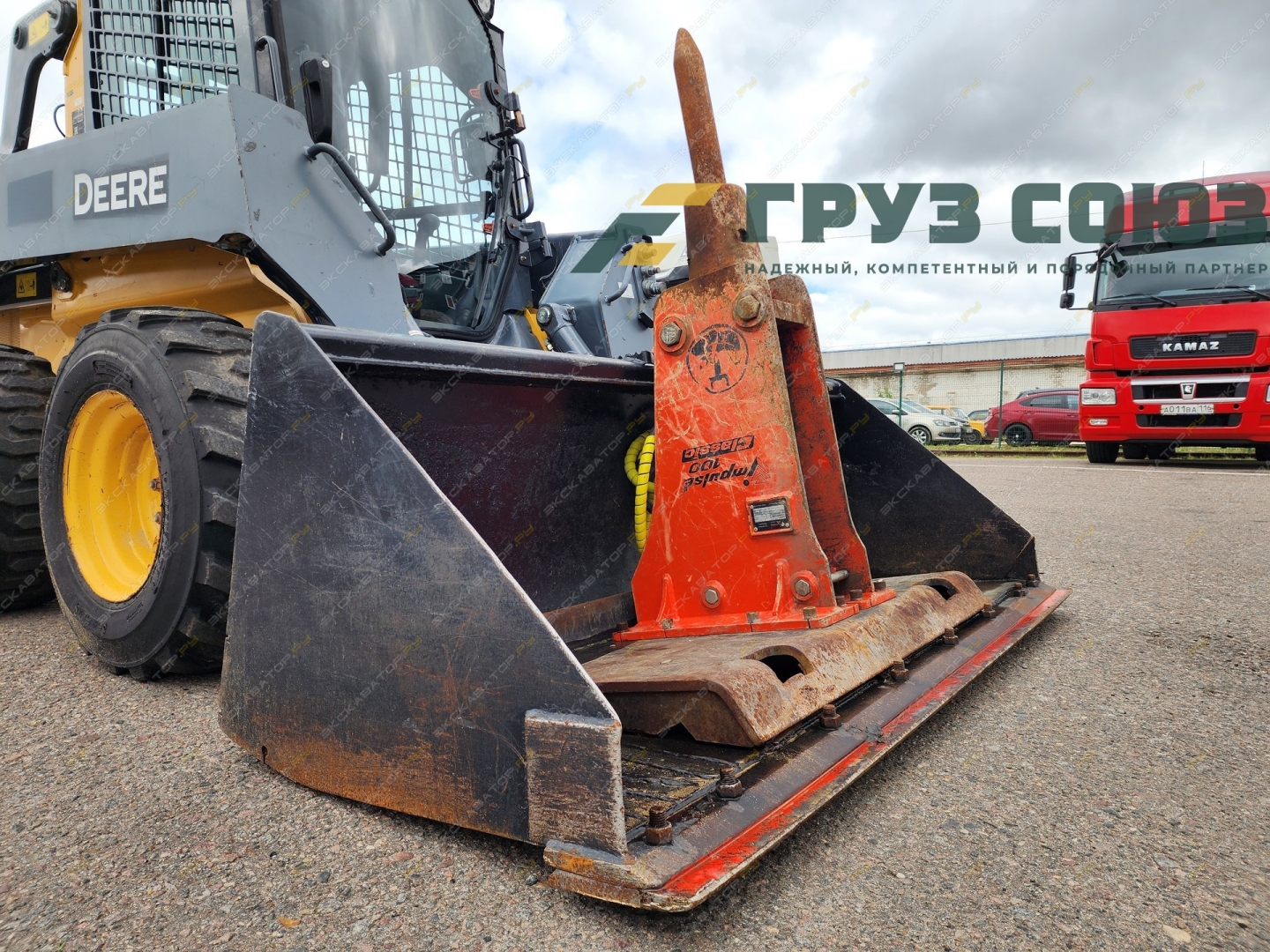 John Deere 320G [14]