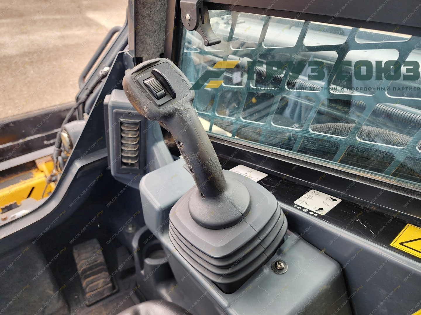 John Deere 320G [8]