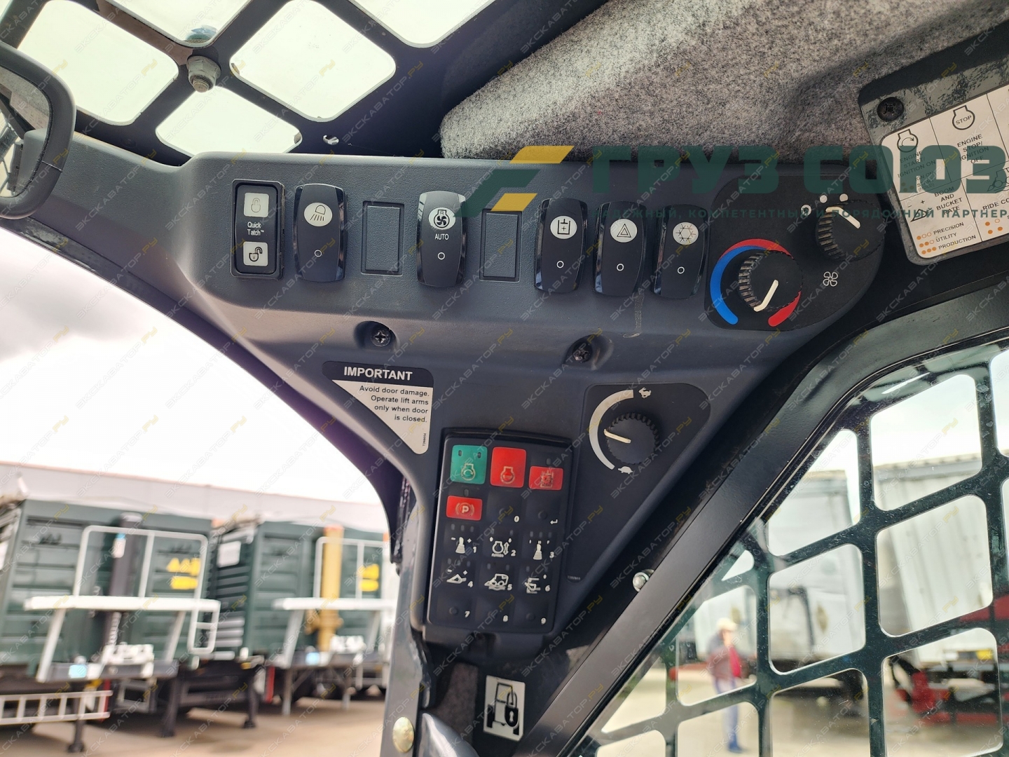 John Deere 320G [9]