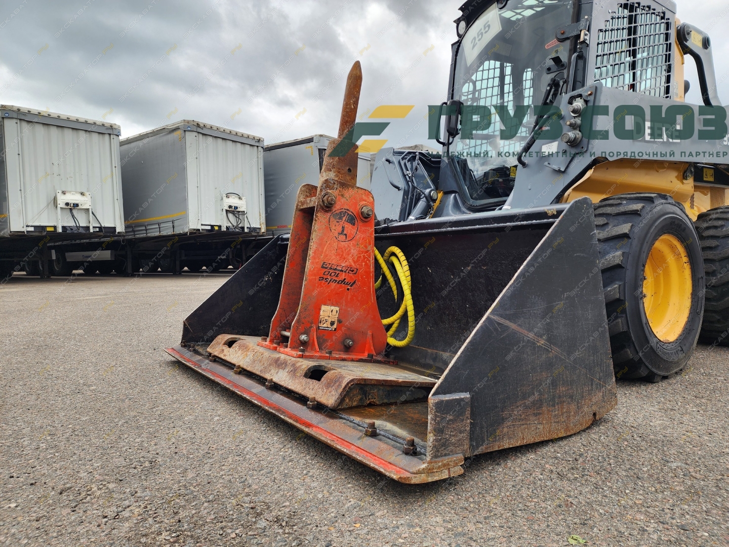 John Deere 320G [15]