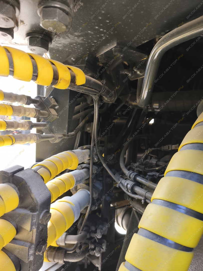 Komatsu WA600-8 [11]
