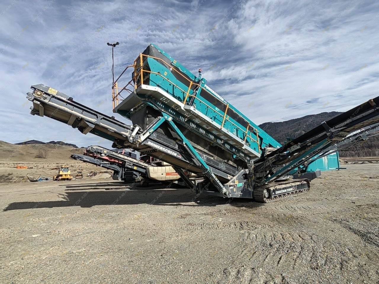Powerscreen Chieftain 2100X track (3 Deck) [2]