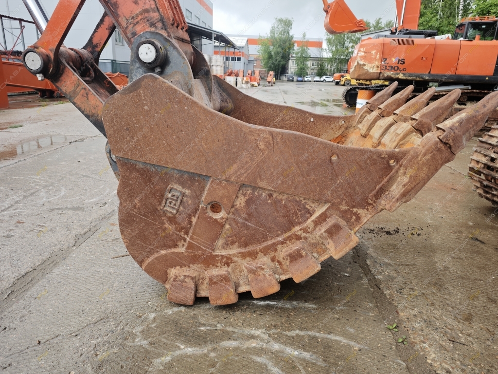 Hitachi ZX330-5A [11]