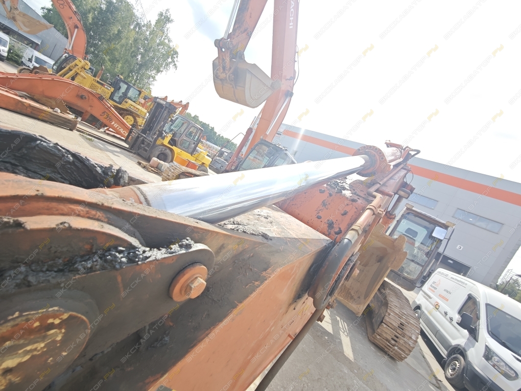 Hitachi ZX330-5A [10]