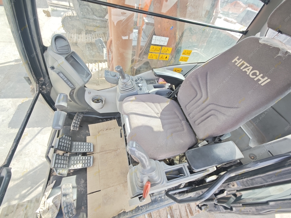 Hitachi ZX330-5A [4]