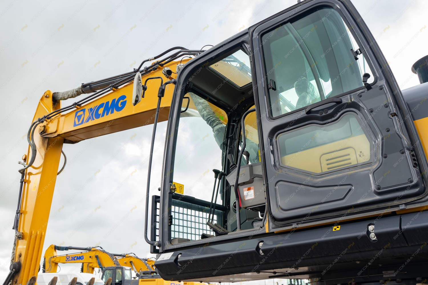 XCMG XE260D [9]