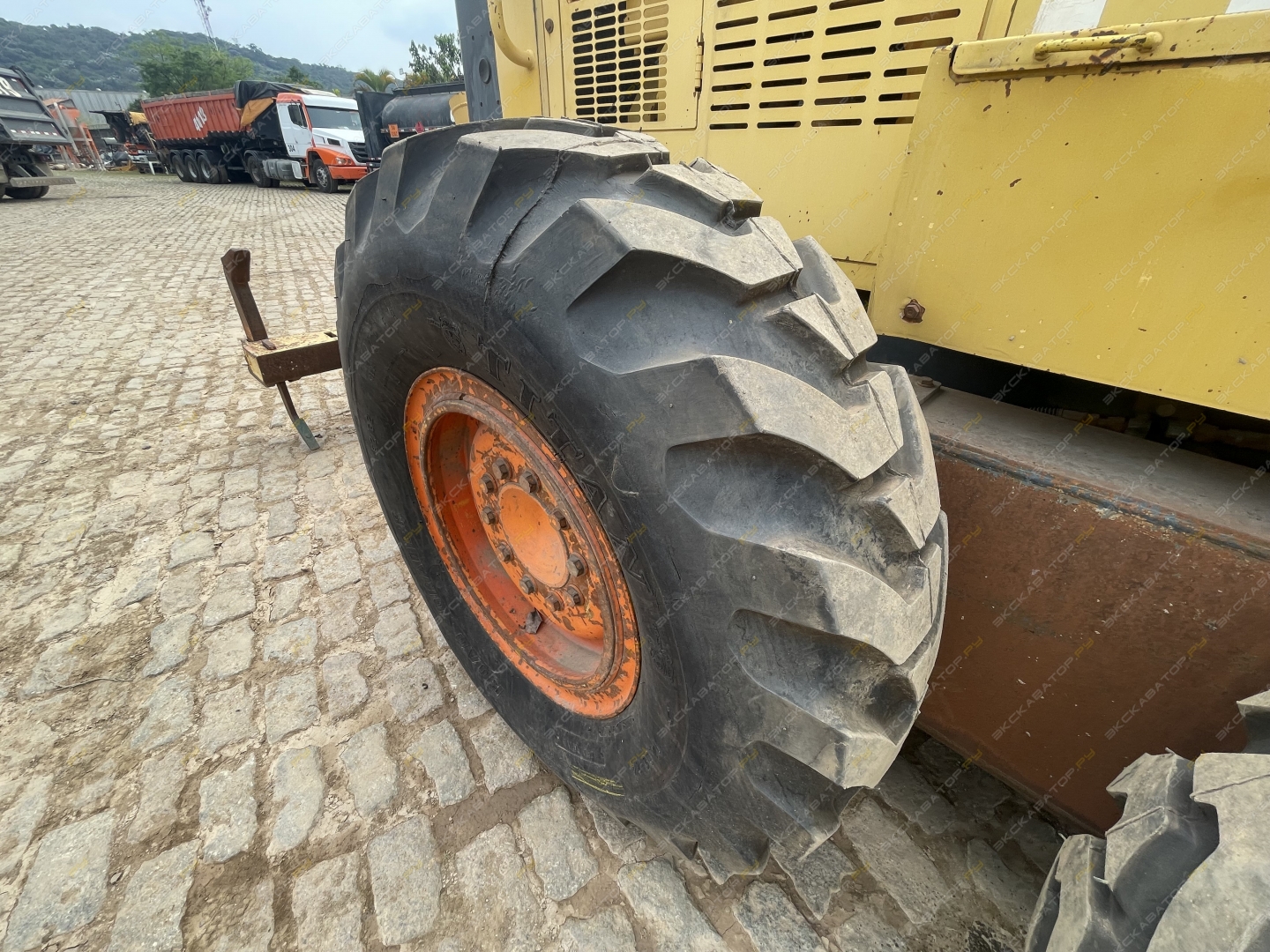 Komatsu GD555-3C [16]