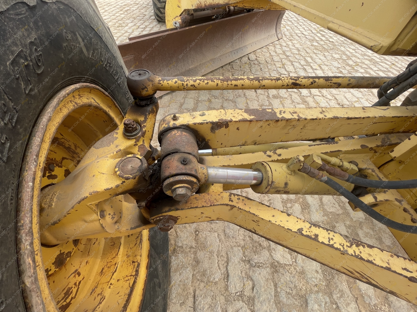 Komatsu GD555-3C [9]