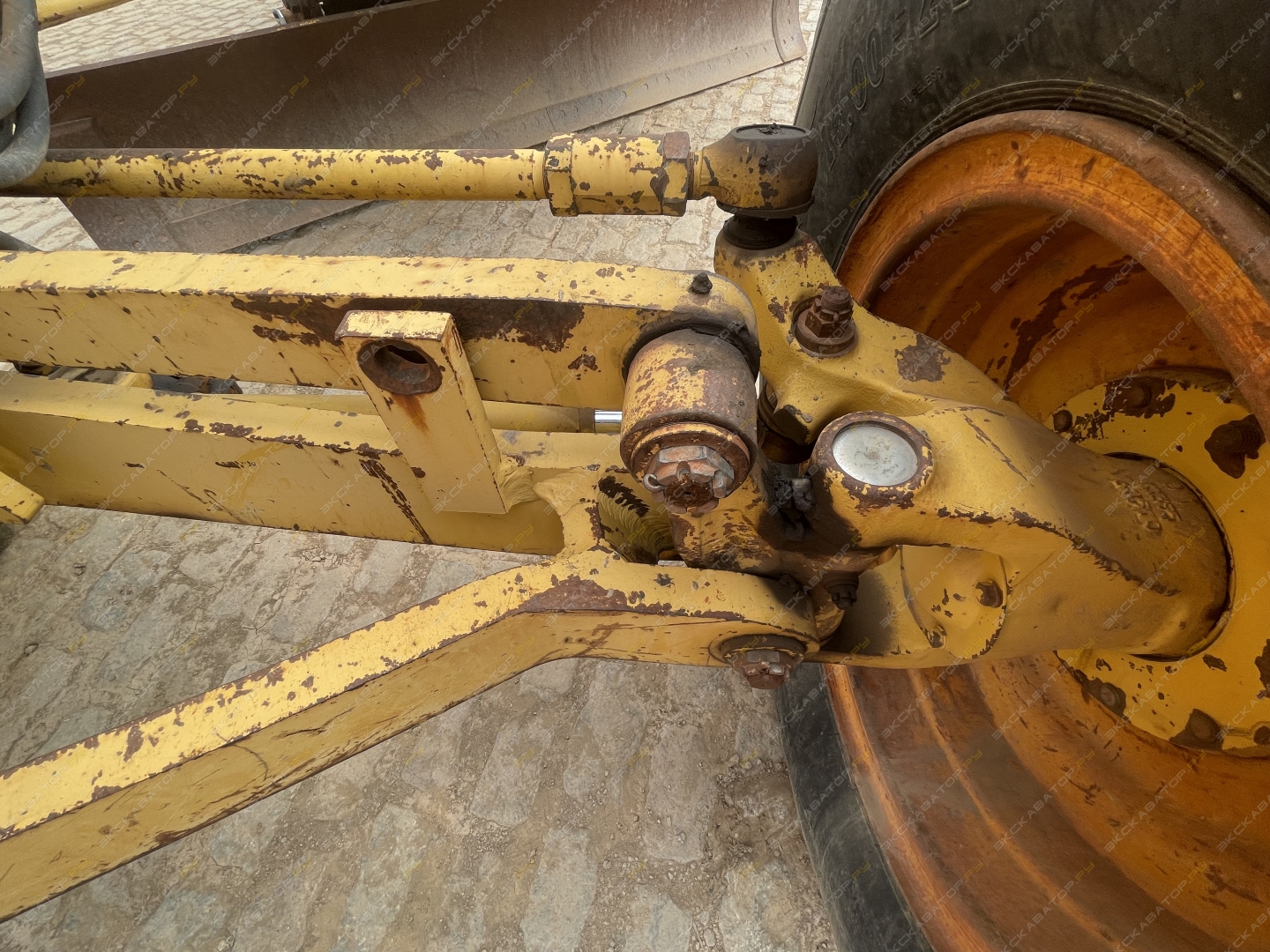 Komatsu GD555-3C [10]