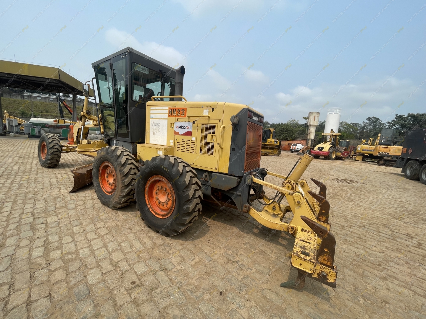 Komatsu GD555-3C [18]