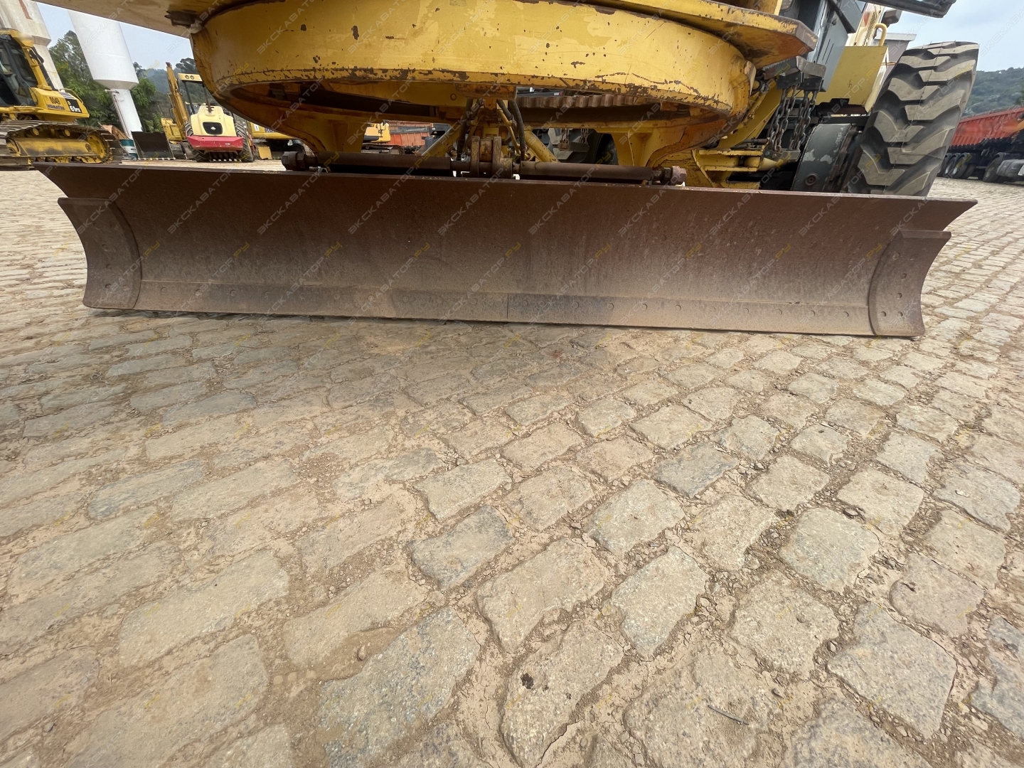 Komatsu GD555-3C [5]