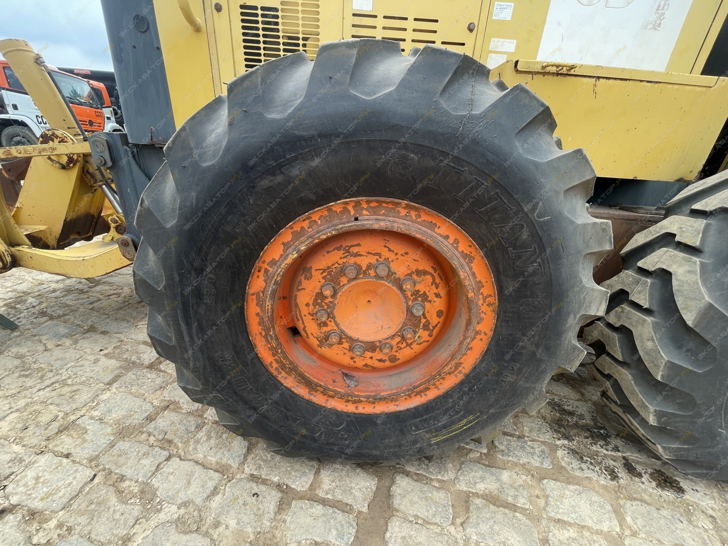 Komatsu GD555-3C [15]