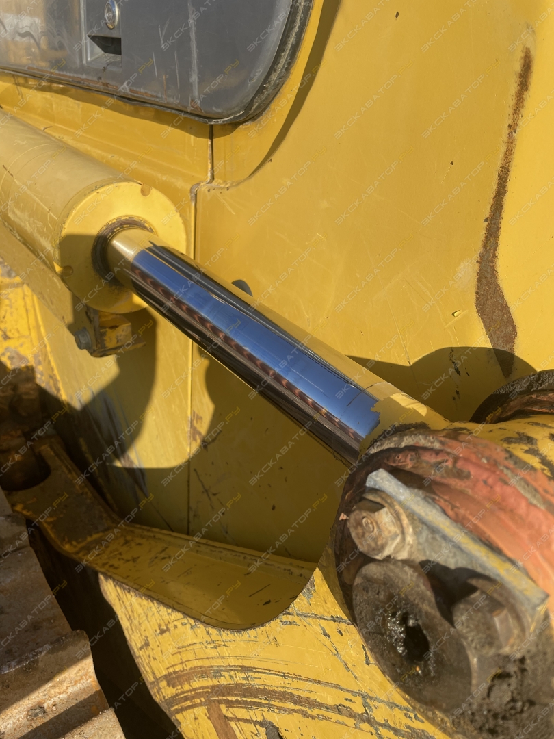 Komatsu D63E-12 [13]