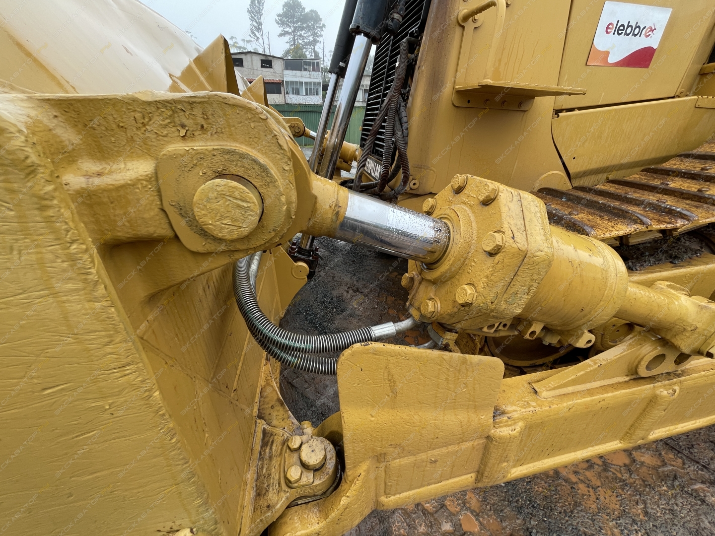 Caterpillar D8T [9]