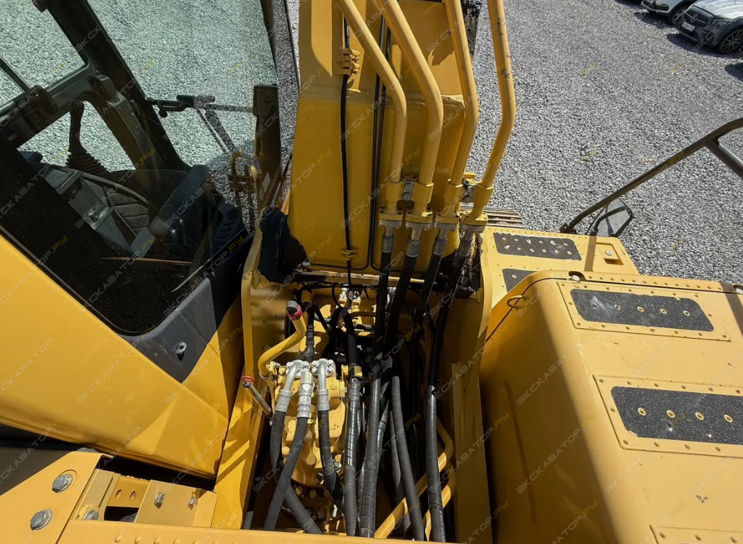 Komatsu PC220 [6]