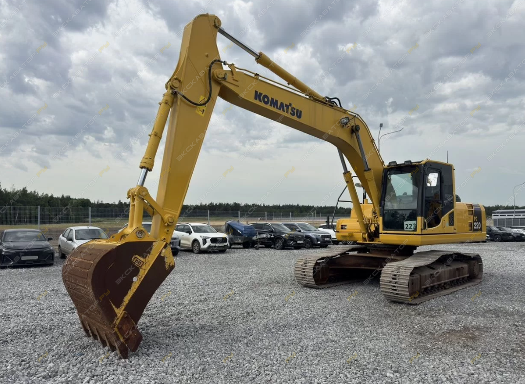 Komatsu PC220-8 [6]