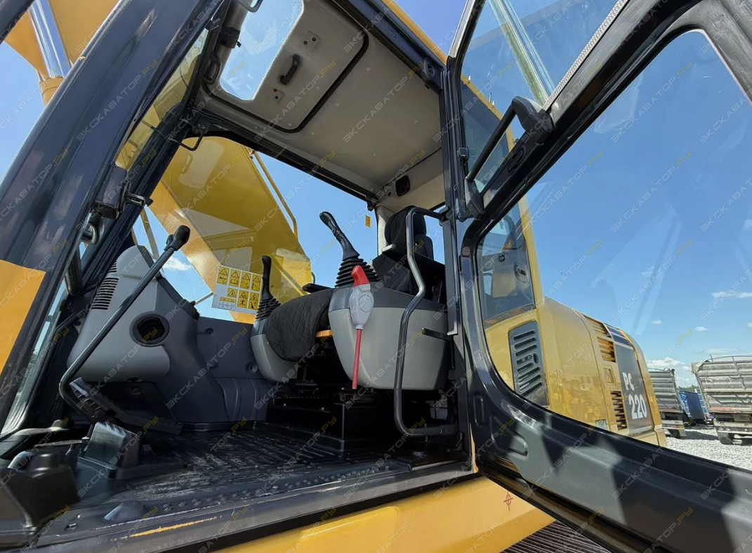 Komatsu PC220 [11]