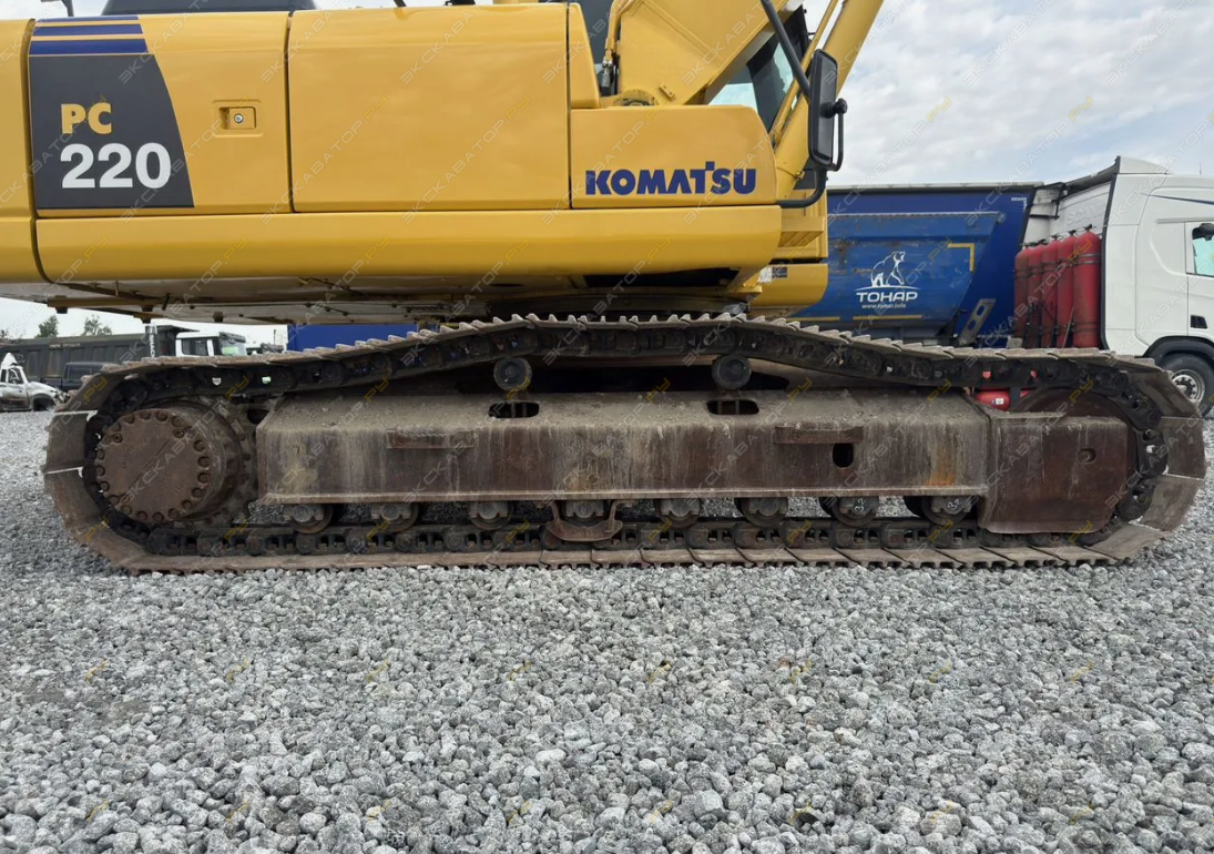 Komatsu PC220-8 [10]
